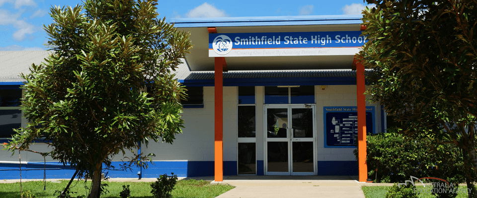Eingang zur Smithfield SHS in Cairns in Australien Eingang zur Smithfield SHS in Cairns in Australien